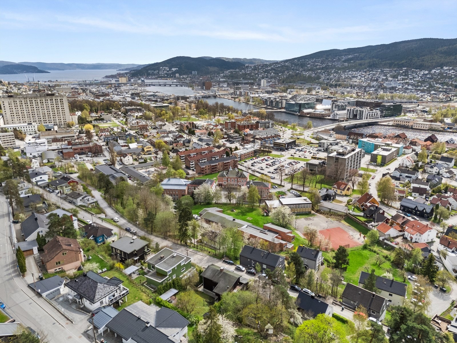 Dette er et svært familievennlig boområde med kort vei til skoler og barnehage Galleribilde
