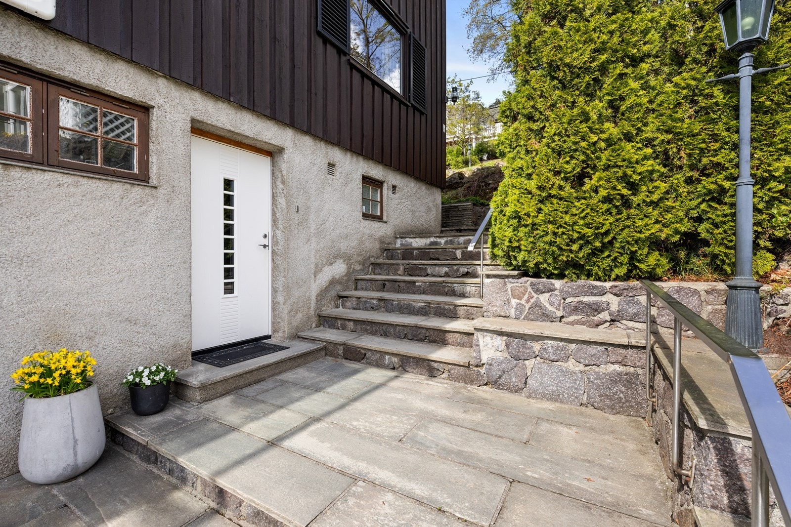 Hybelen har innvendig adkomst via teknisk rom, samt eget utvendig inngangsparti. Skattefri leieinntekt. Hybelen leies ut for kr. 11.000,- pr/mnd + strøm. Galleribilde