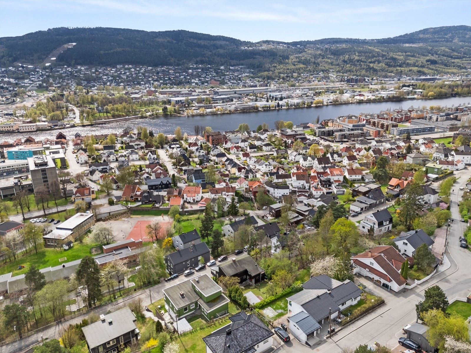 Boligen ligger i et veletablert og attraktivt boligområde på Øren - like ved by og natur Galleribilde
