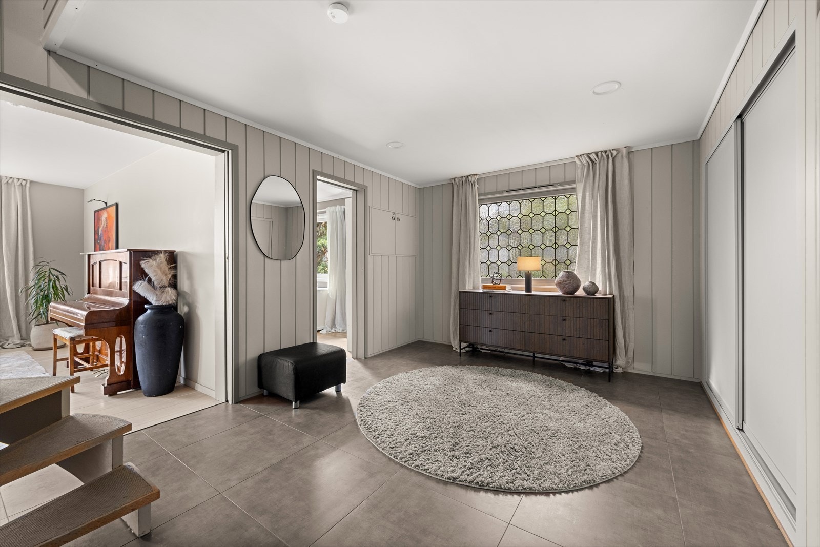 Stor og romslig gang med skyvedørsgarderobe Galleribilde