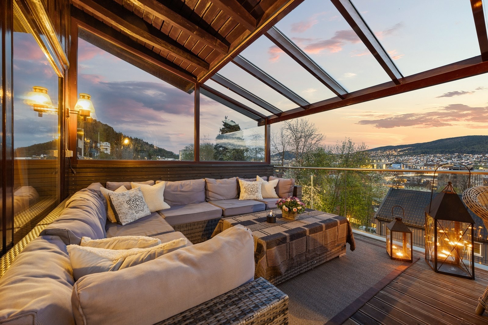 Fra stuen er det adkomst til stor terrasse på hele 65 kvm Galleribilde