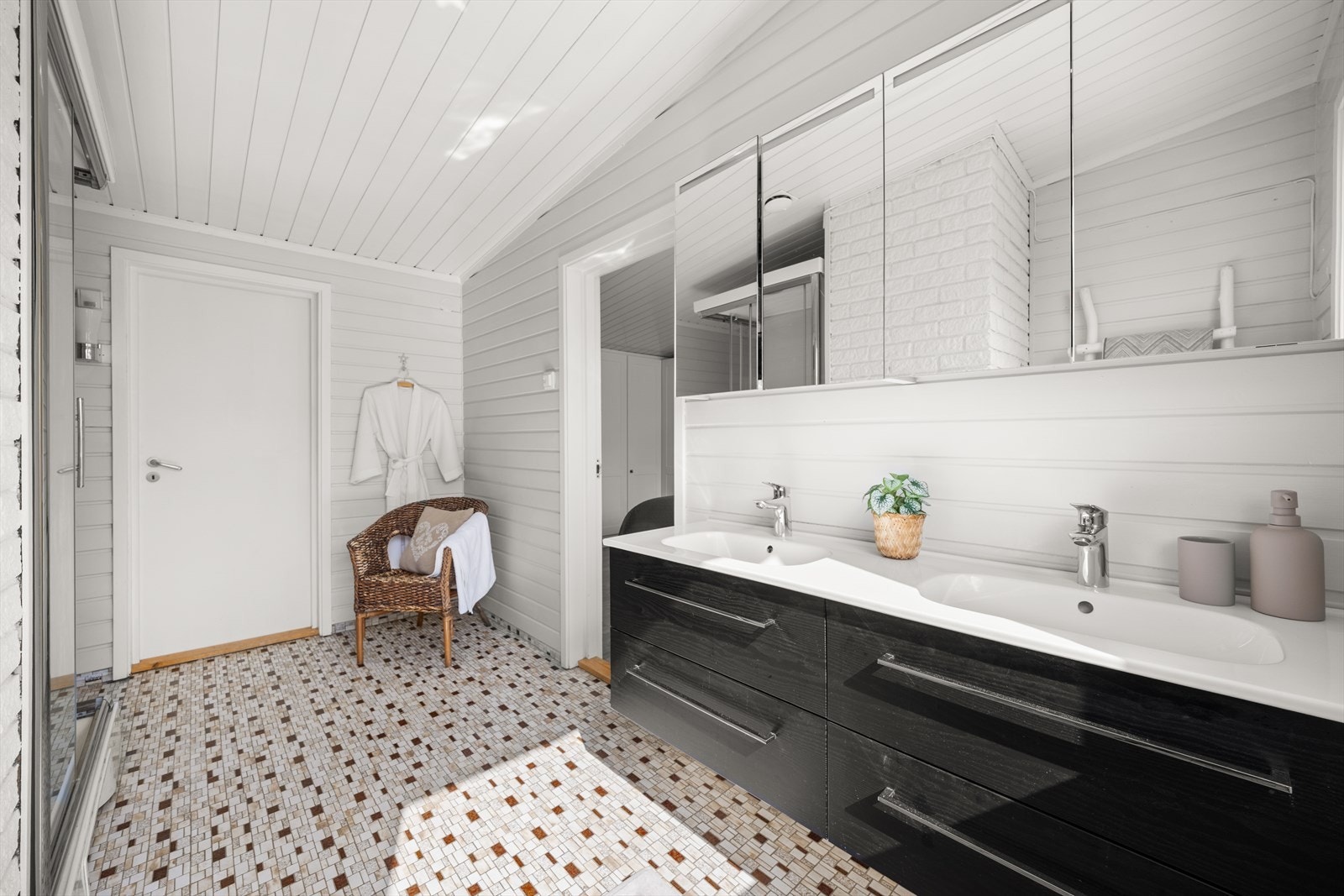 Adkomst til badet både fra gang og hovedsoverom Galleribilde