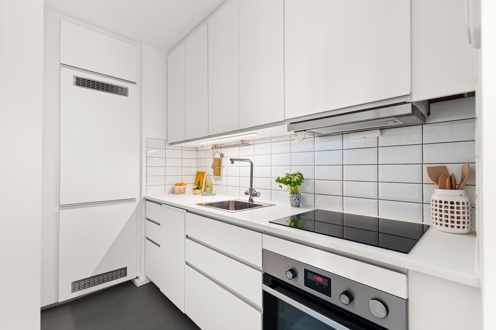 - Lekkert kjøkken med integrert oppvaskmaskin, kjøl/fryseskap, platetopp og stekeovn - Galleribilde