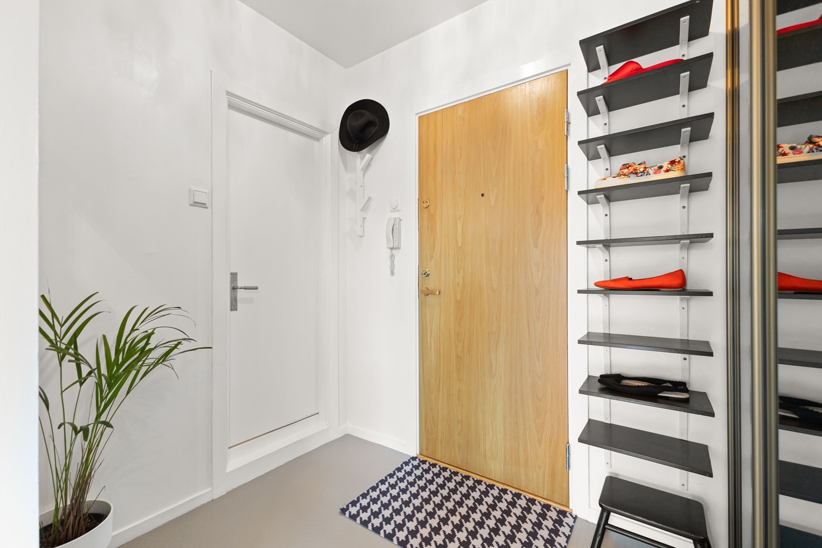 - Velkommen inn i en lys og innbydende entré - Galleribilde