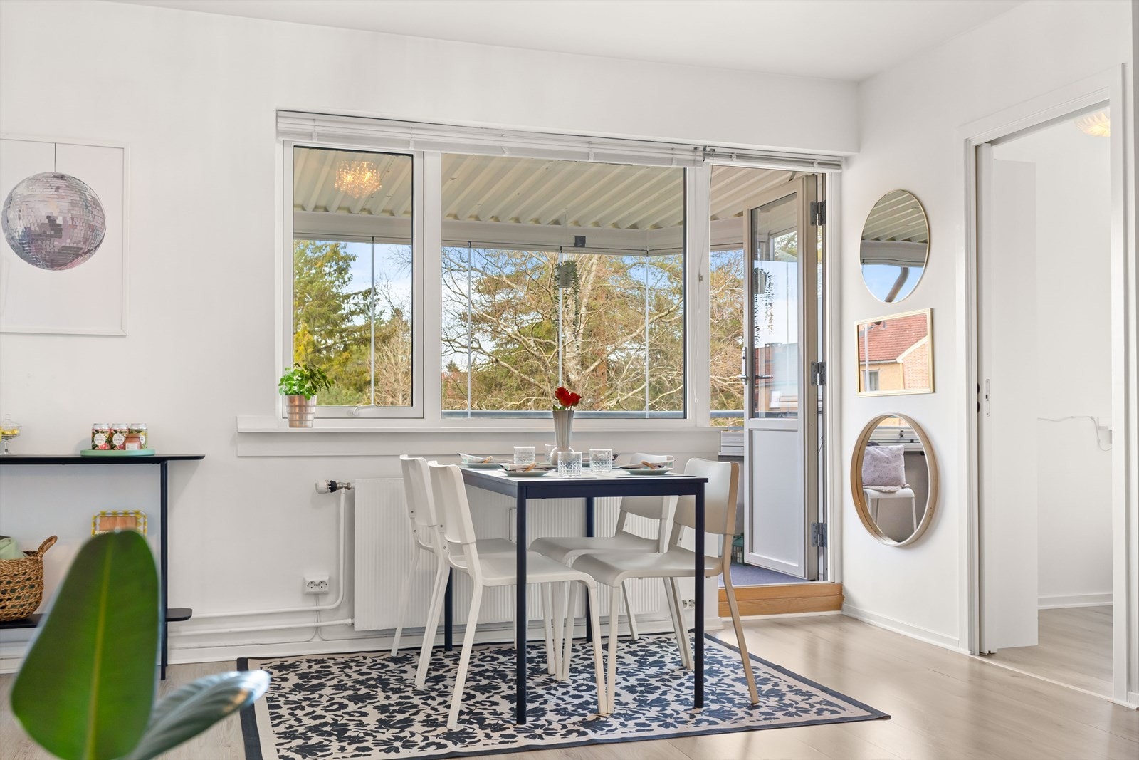 - Stuen fremstår som lys og luftig med stort vindu som åpner rommet og sørger for godt med lysinnslipp - Galleribilde