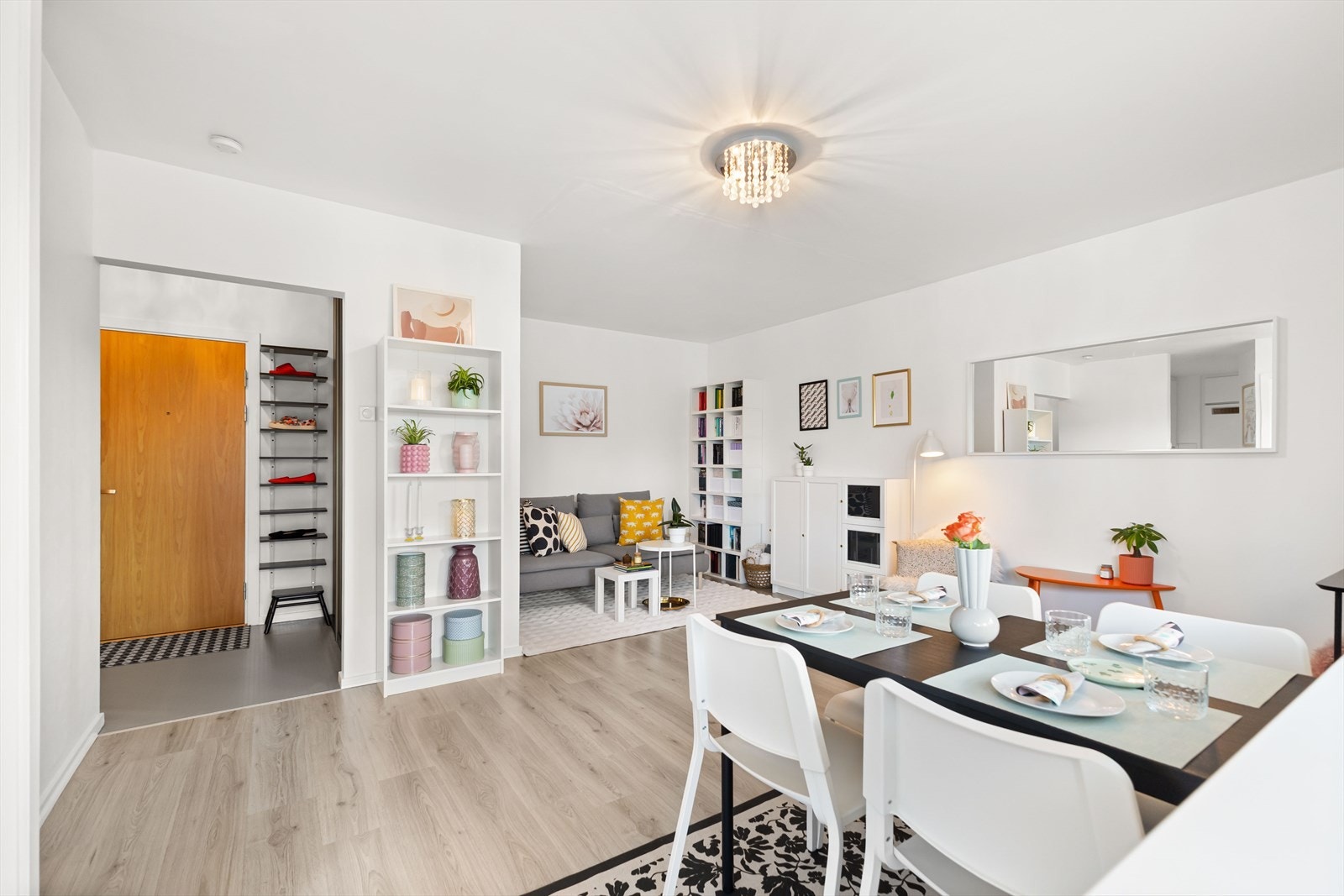 - Stuen har en svært god planløsning som gir rom for både sofagruppe med tilhørende medialøsning og spisebord - Galleribilde