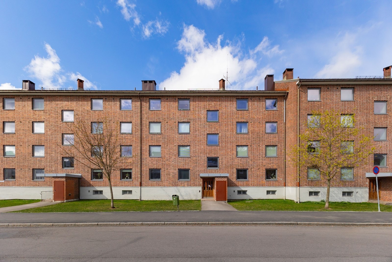 - Borettslaget har pent opparbeidet tomt med store grøntareal og lekeplass - Galleribilde