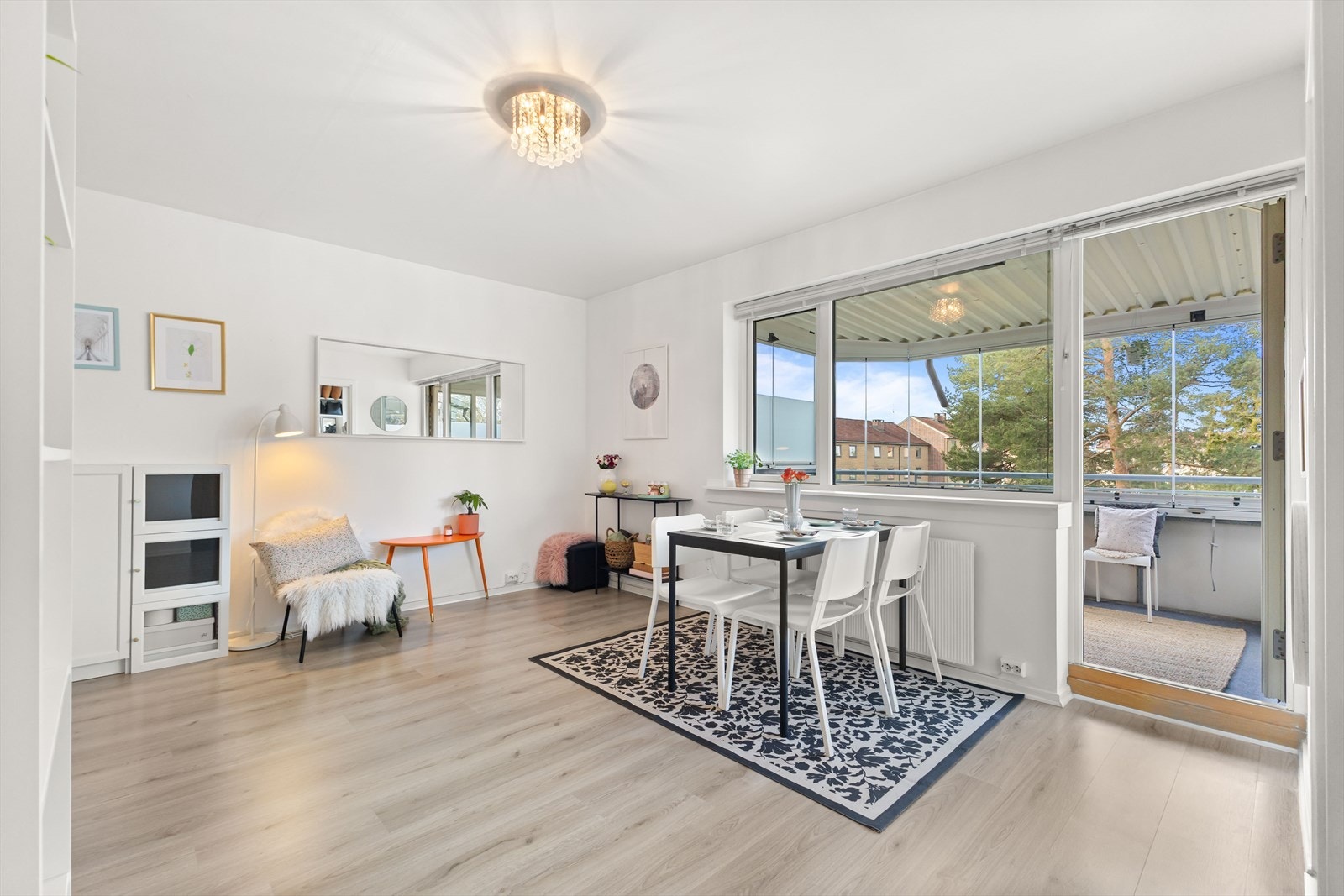 - En enkel stue å møblere. Romslig, delikat og med store veggflater - Galleribilde