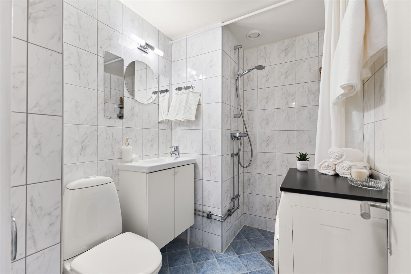 - Lyst, helfliset bad med gulvvarme - Galleribilde