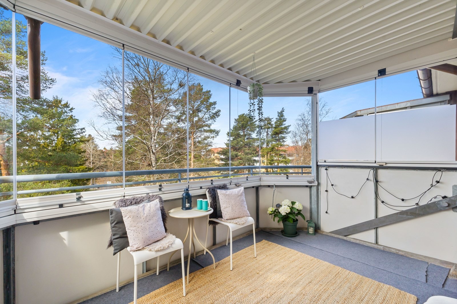 - Fra stuen har du utgang til en herlig innglasset balkong på ca. 9m² - Galleribilde