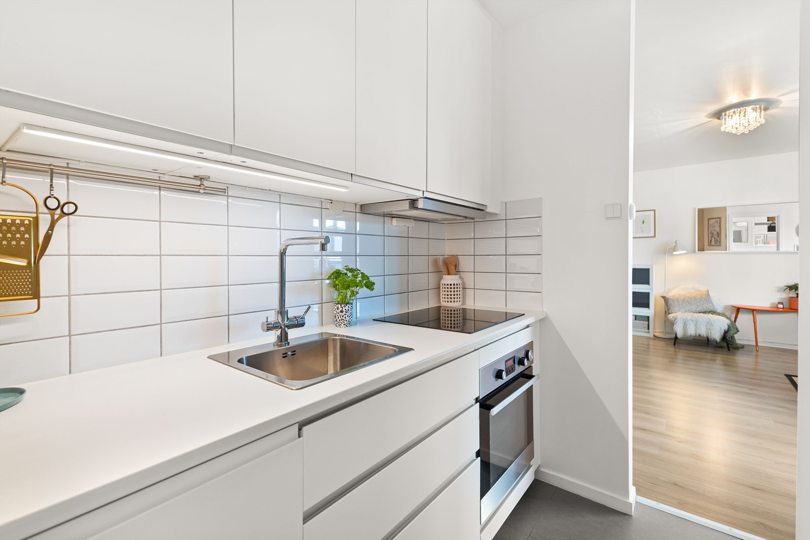 - Med delvis åpen løsning oppleves hele rommet som en sosial sone, hvor du kan holde dialogen gående mens du disker opp til deilig middag - Galleribilde