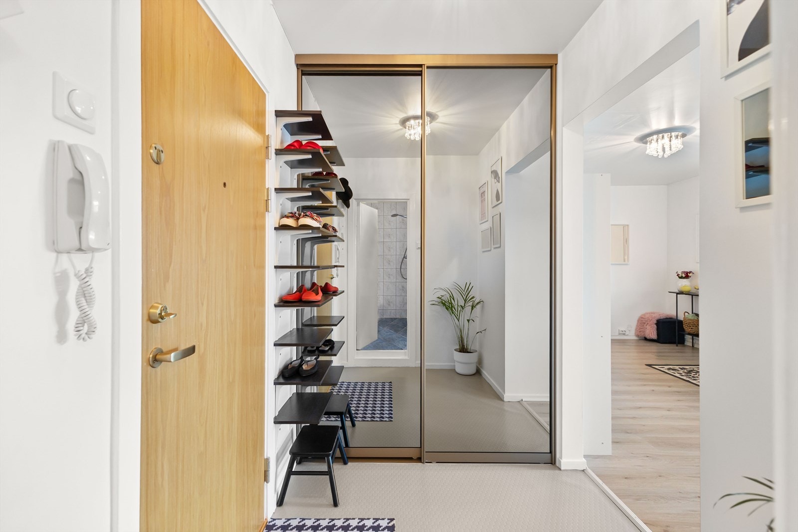 - Svært praktisk garderobeløsning med god lagringsplass - Galleribilde