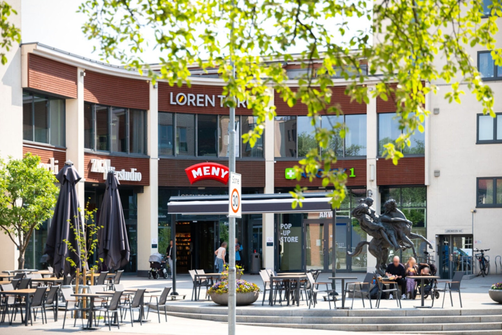 Det er ca. 5 minutters gange fra leiligheten til Løren Torg som er et samlingspunkt på Løren med stor dagligvarebutikk (Meny), apotek, bokhandel og flere spisesteder. Galleribilde