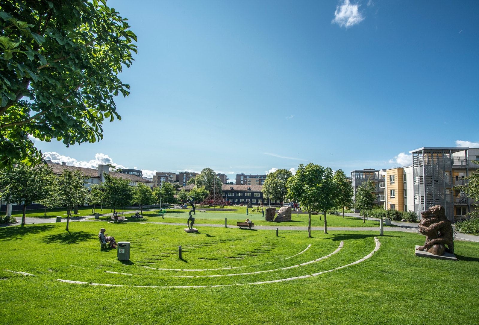 Lørenparken ligger rett ved Løren Torg. Store, grønne arealer, lekeplass og Kanonen barnehage. Galleribilde