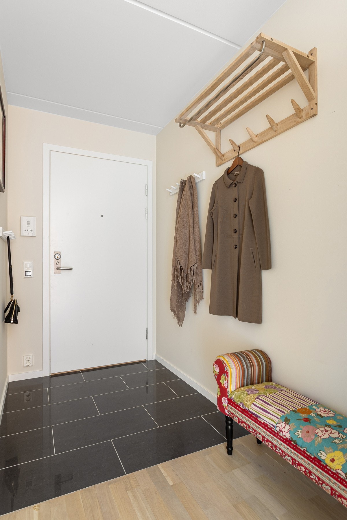 Entréen har fin plass for knaggrekke, speil og oppbevaringsmøblement. Galleribilde