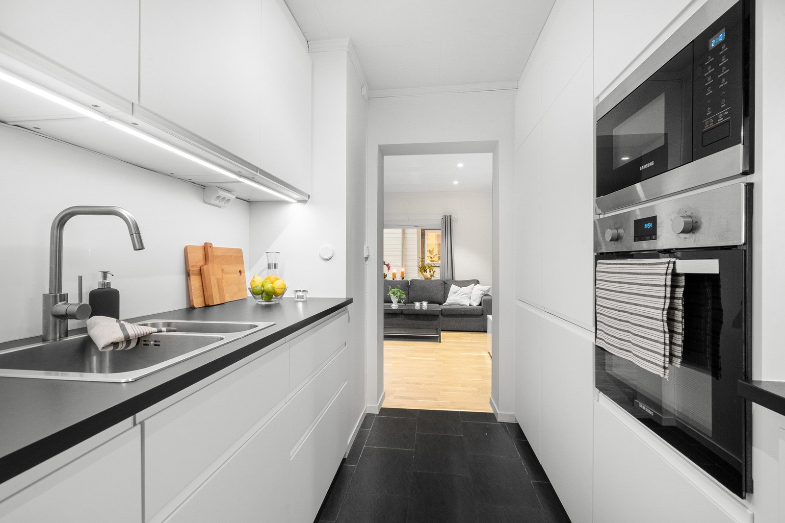 Kjøkkeninnredningen har en fin utforming med god skap- og benkeplass. Galleribilde