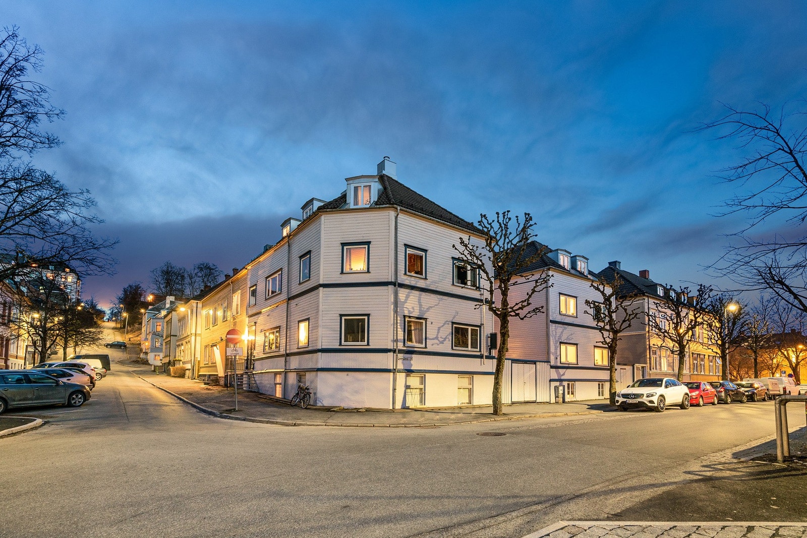 Det er parkering etter områdets gjeldende bestemmelser og bussholdeplass ca. 300 meter unna. Galleribilde