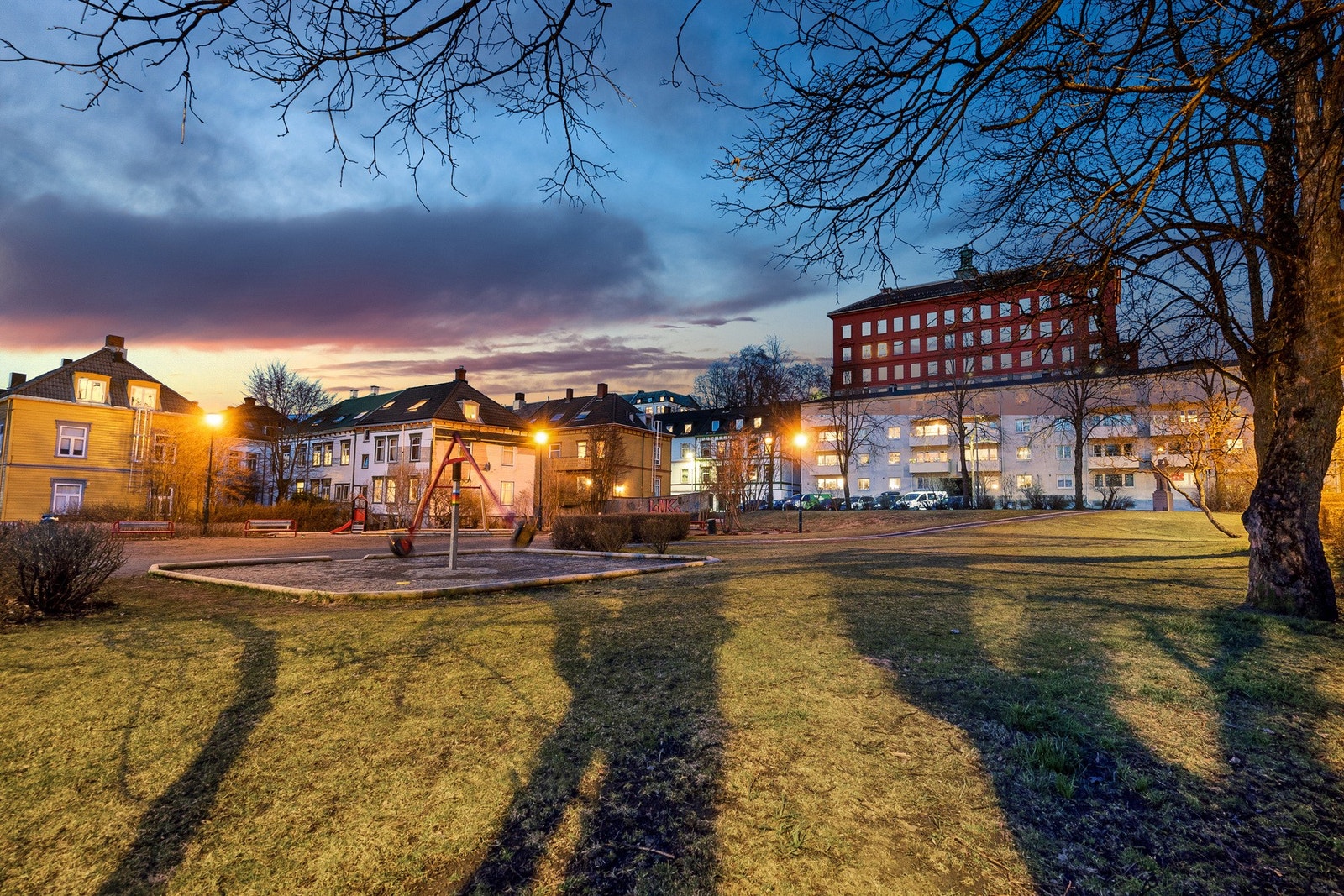 Leiligheten ligger rett ved en koselig park med lekeplass. Galleribilde