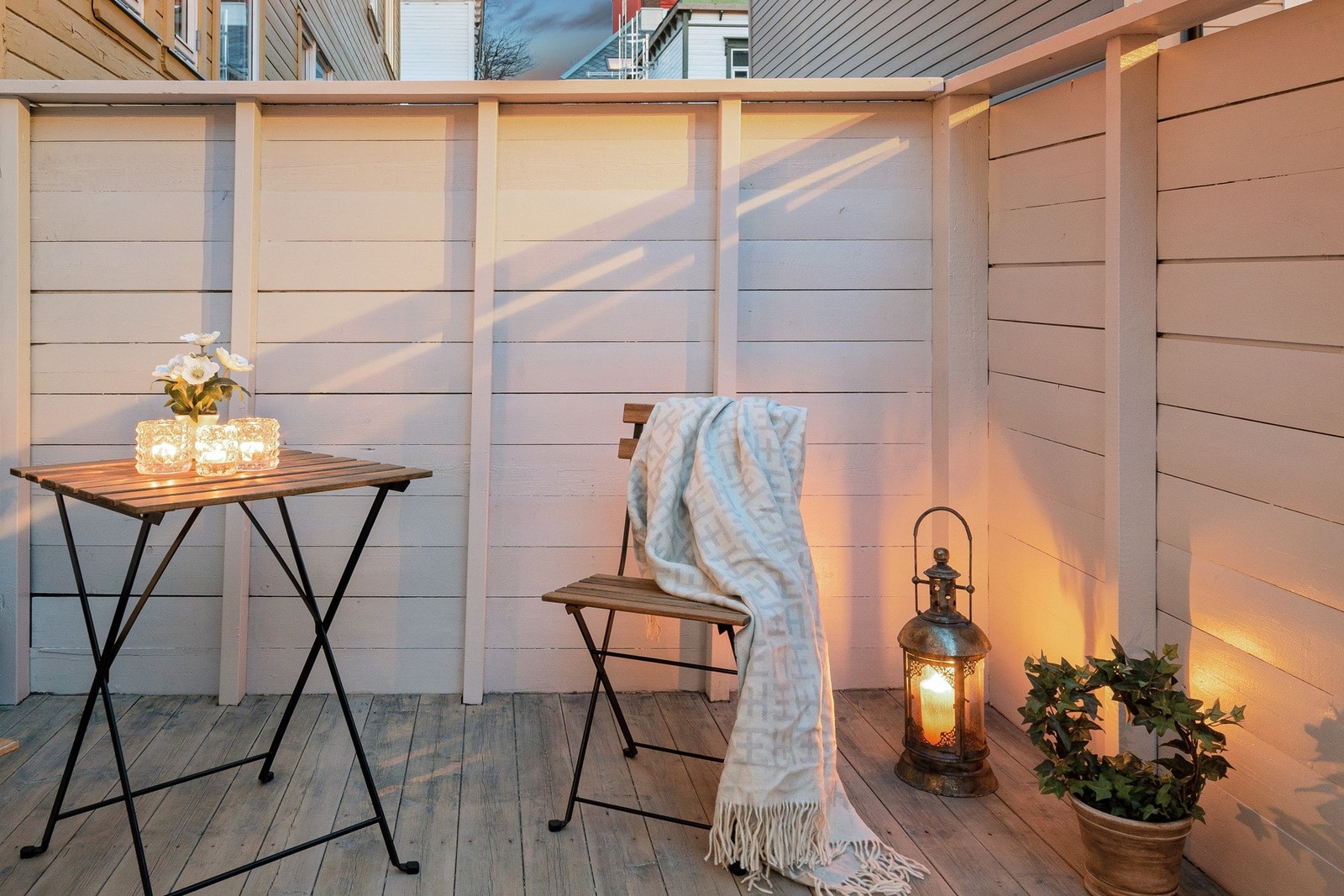 Terrassen brukes stort sett av denne seksjonen grunnet at det er kun adkomst fra denne leiligheten. Galleribilde