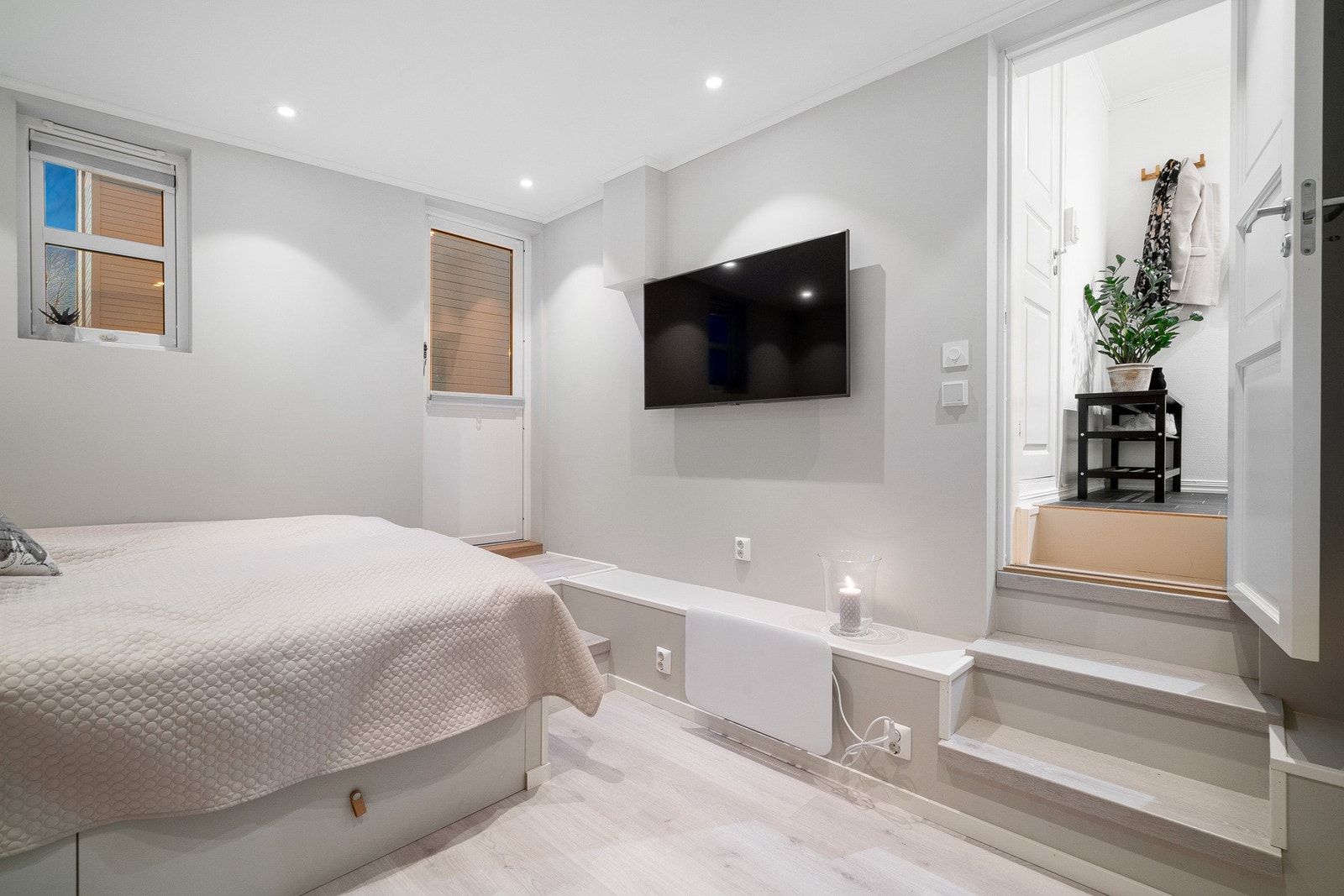 Dette soverommet er oppusset i 2019 med varme i gulv. Galleribilde