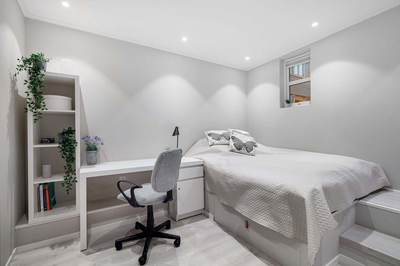 Soverommet er pent lyssatt med downlights og ligger et nivå lavere enn øvrige rom. Galleribilde