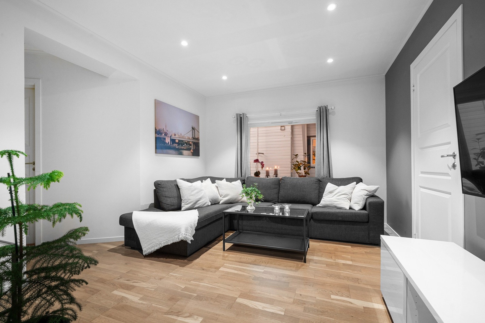 Himling i stuen er pent lyssatt med downlights. Det er mulighet for vedfyring. Galleribilde