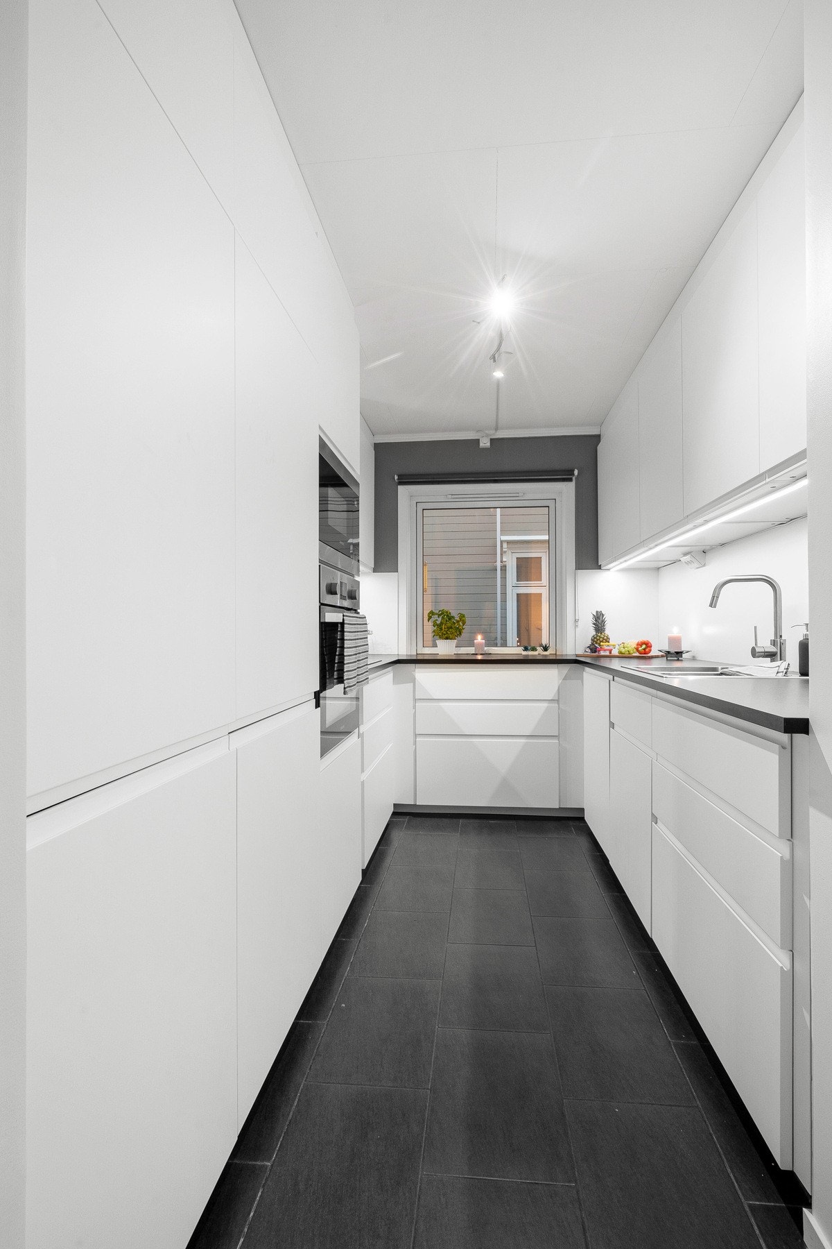 Det er avsatt plass til hvitevarer som koketopp, stekeovn, mikro, oppvaskmaskin og kjøl/frys. Galleribilde