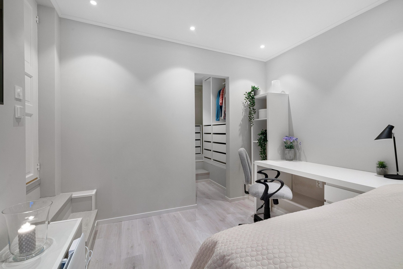 Omkledningsrommet ligger innenfor det ene soverommet. Galleribilde