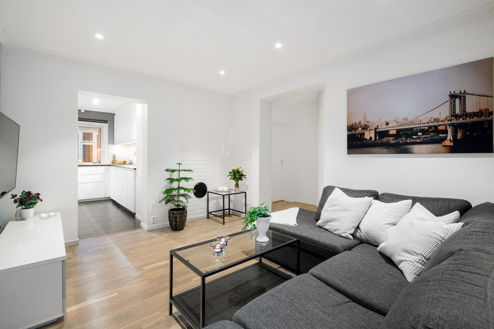 Velkommen inn til en delikat og smakfullt innredet 4-roms selveierleilighet i et populært og sjarmerende boligområde Galleribilde