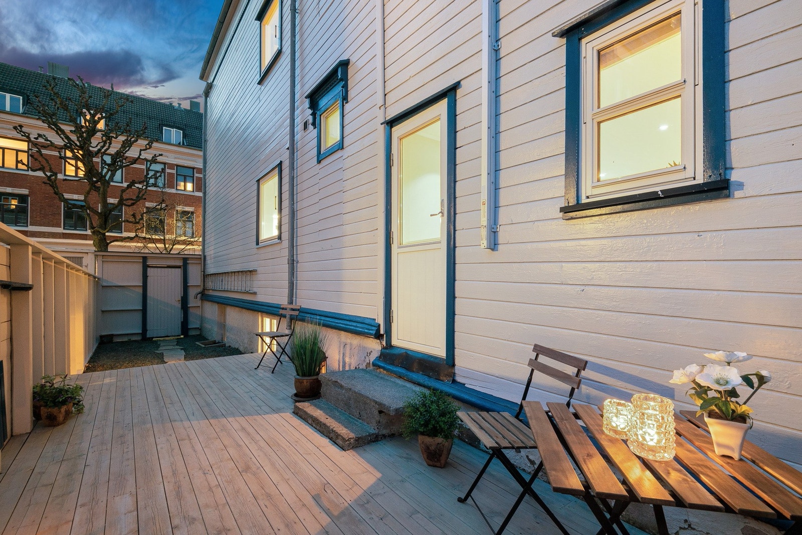 Terrassen er felles for beboerne i sameiet og har en fin størrelse med god plass til utemøblement. Det er også inngang til terrassen via port fra veien. Galleribilde