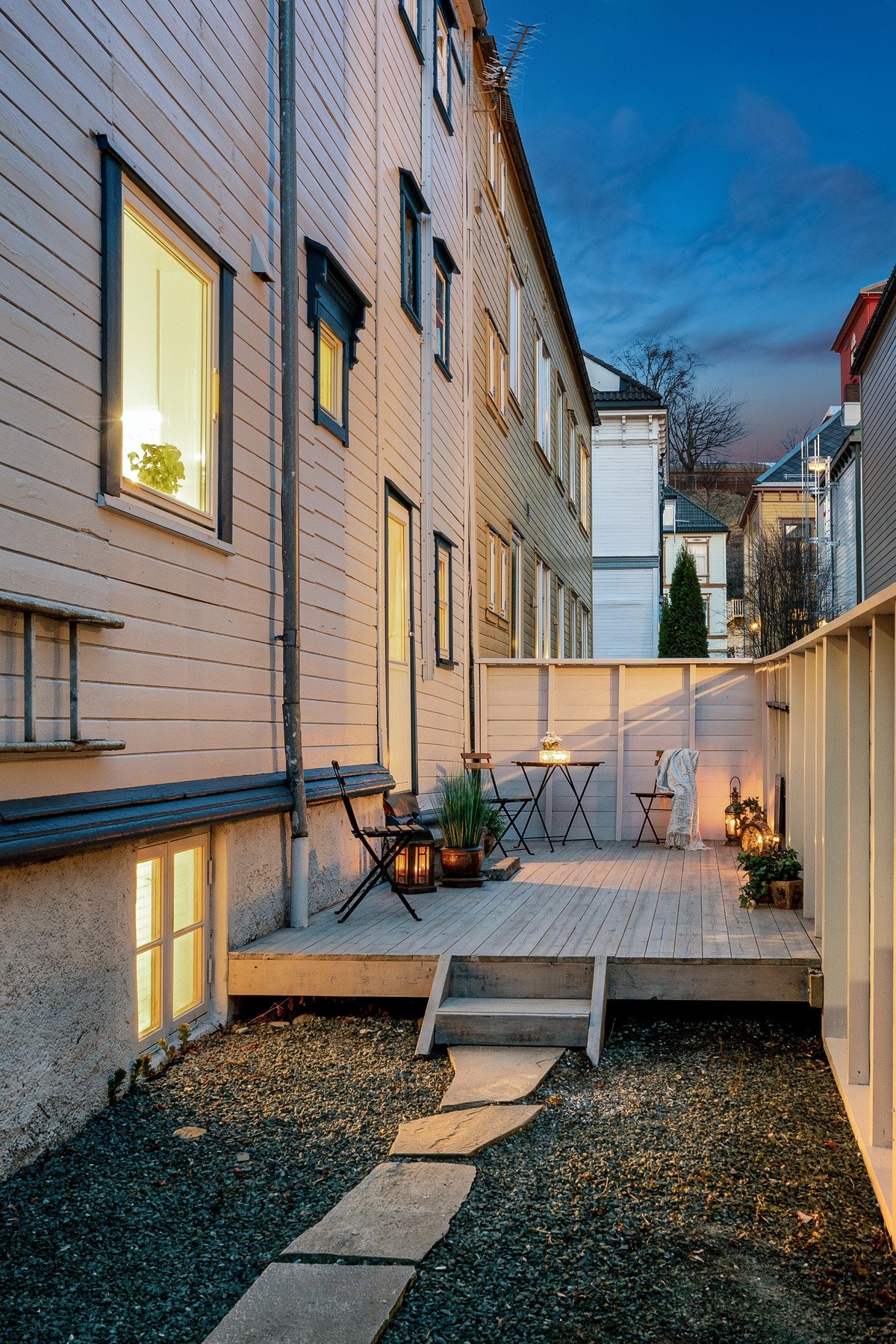 Fine sommerdager kan tilbringes på en koselig markterrasse som har utgang fra ett soverom. Galleribilde