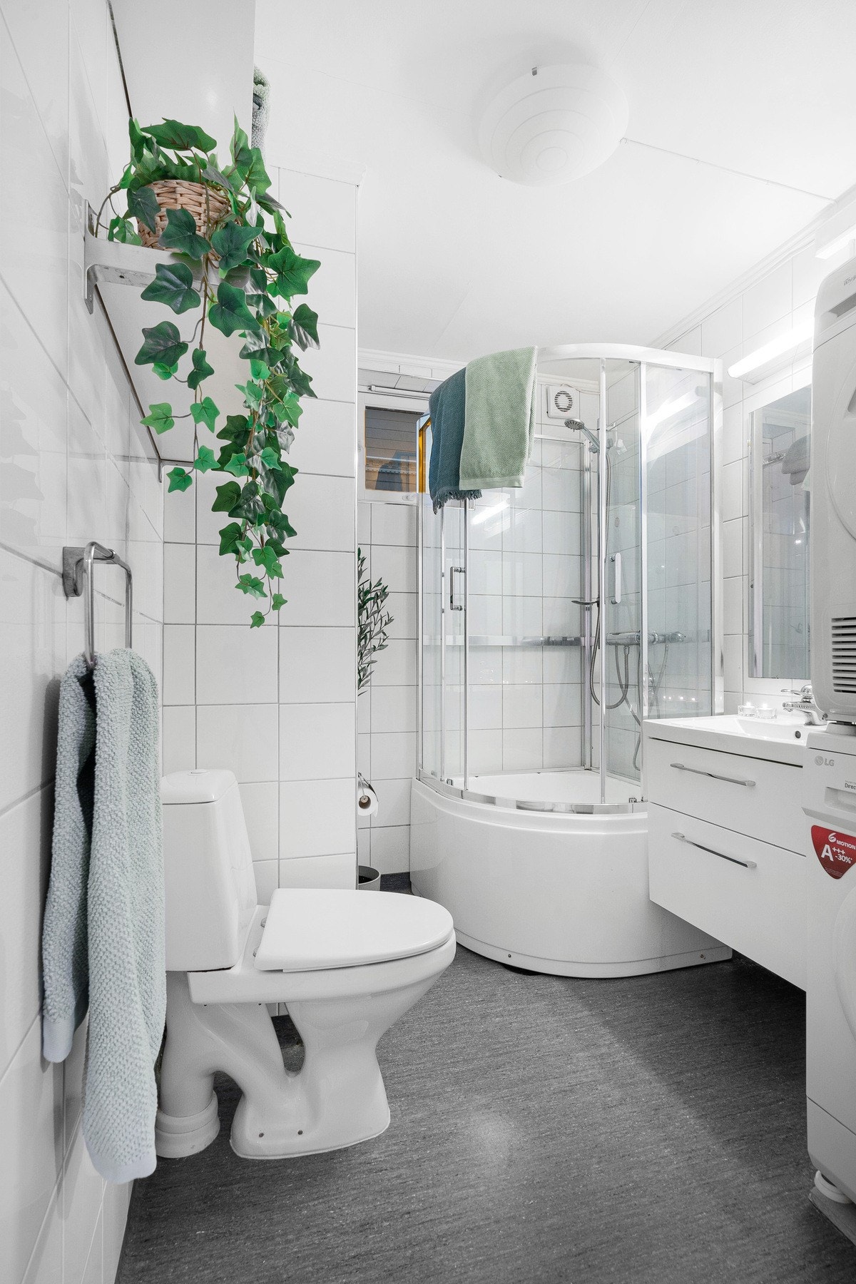 Dusjkabinettet har høyt bunnkar og innredningen har heldekkende servant på skuffeseksjon. Galleribilde