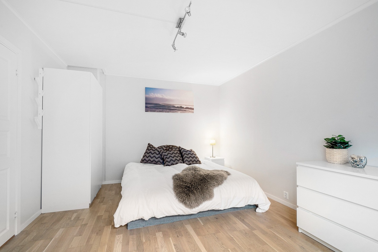 Praktisk planløsning med store soverom. Alle soverommene er oppusset og isolert i 2017. Galleribilde