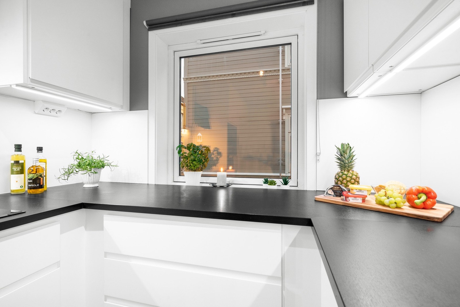 Lekker og moderne kjøkken fra 2017. Selger har valgt 2 stk kjøleskap av praktiske årsaker på grunn utleie. Galleribilde