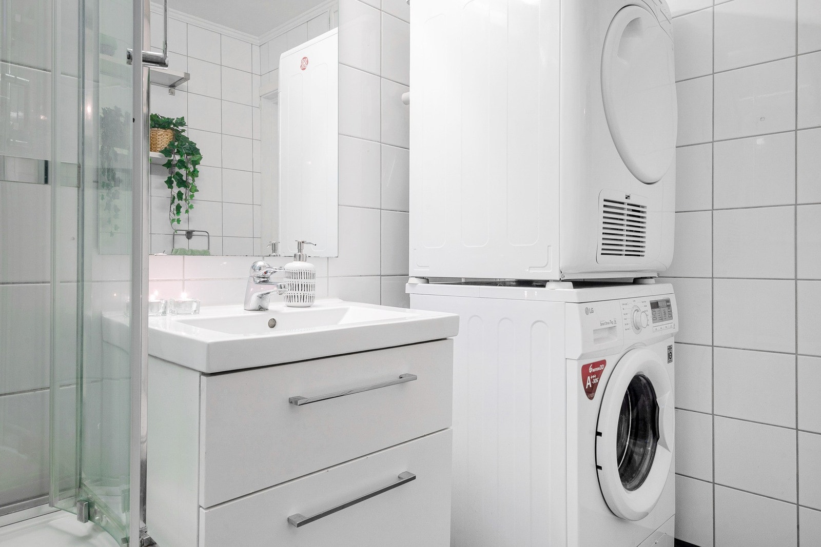 På badet er det opplegg for vaskemaskin i plassbesparende vaskesøyle. Galleribilde