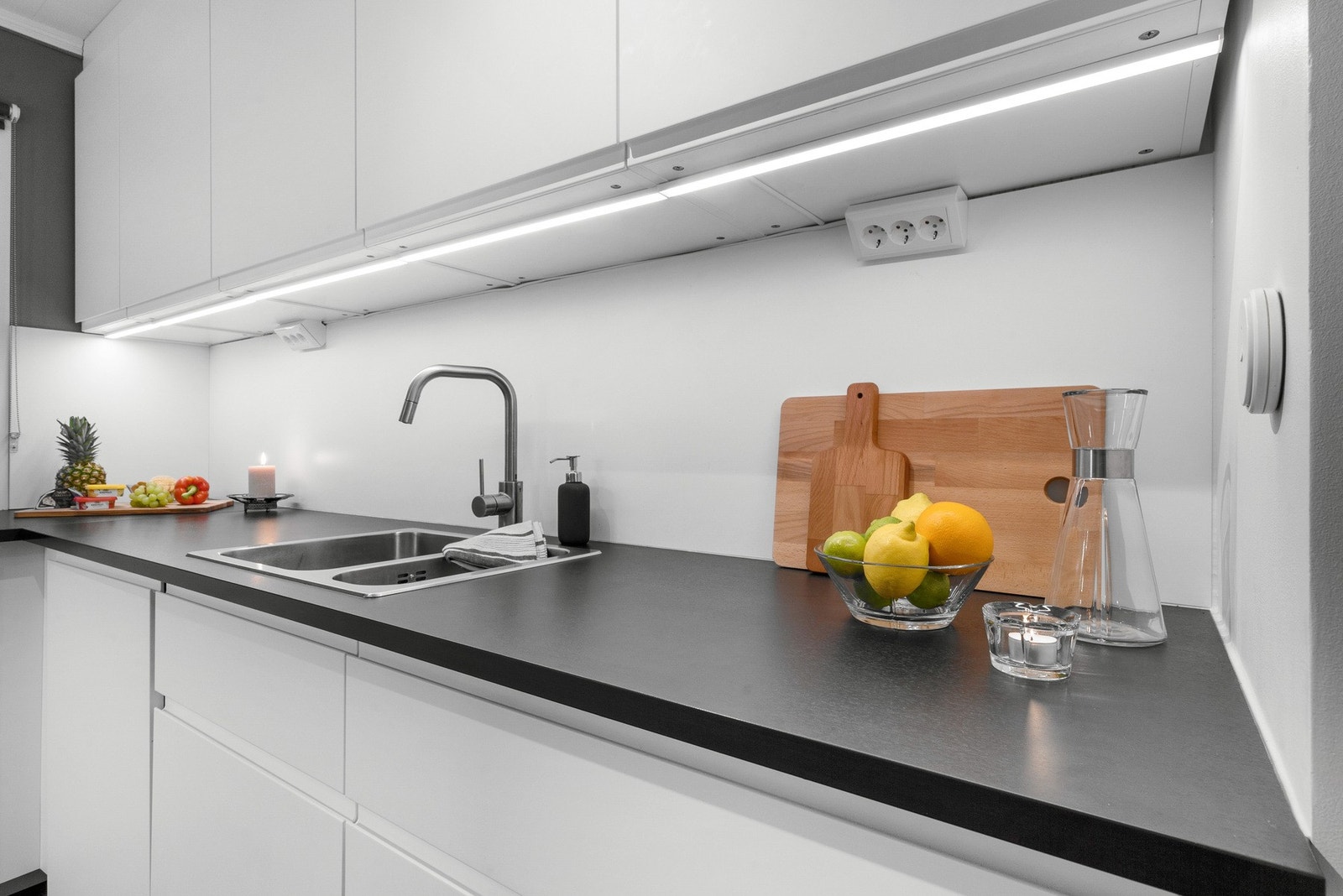 Mellom benk og skap er det hvite plater på veggene i bakkant. Galleribilde