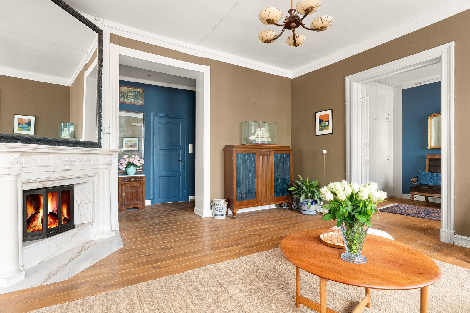 Stuen har en flott hjørnepeis og flotte 1-stavs heltre eikegulv Galleribilde