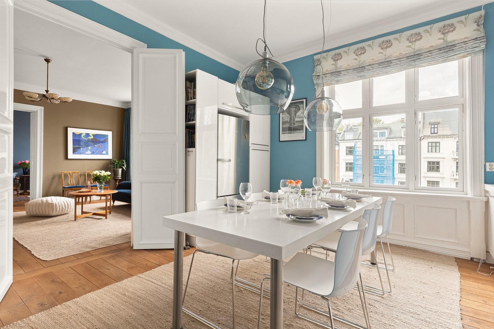 To-fløyet dør fører inn til kjøkkenet som er romslig og lyst Galleribilde