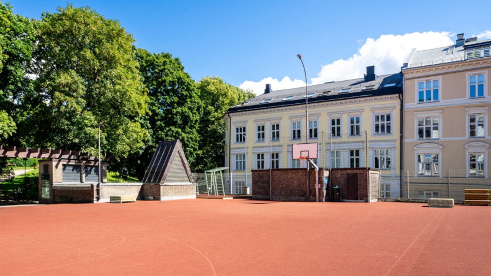 Bervensløkka på andre siden av gaten for boligen Galleribilde