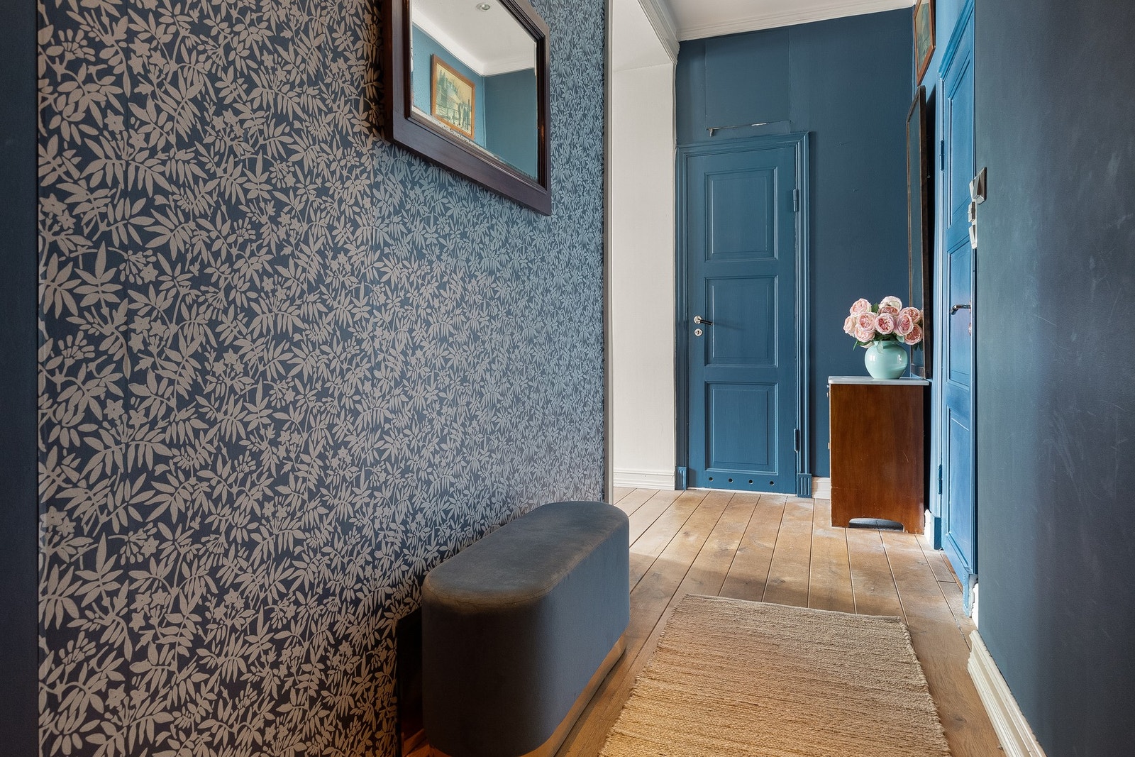 Fra gangen er det inngang til både toalett og bad, samt åpent inn til stuen Galleribilde