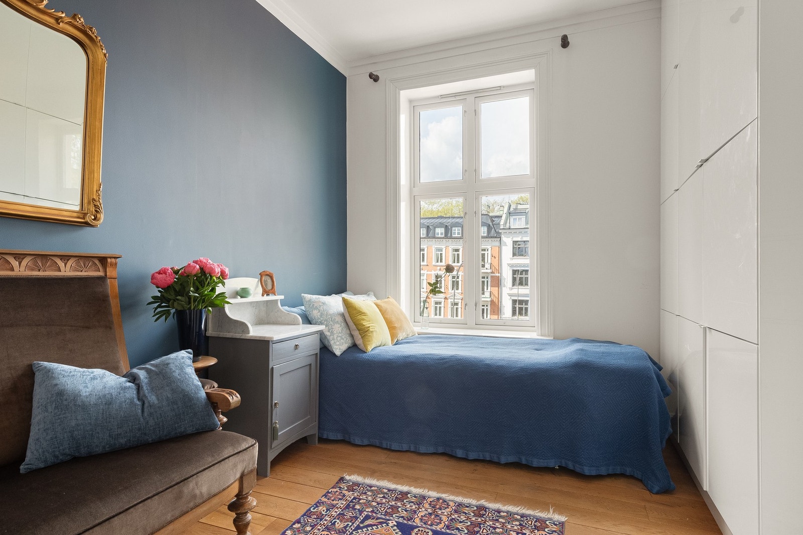 Soverom 2 innenfor stuen har gode møbleringsmuligheter og oppleves som luftig Galleribilde