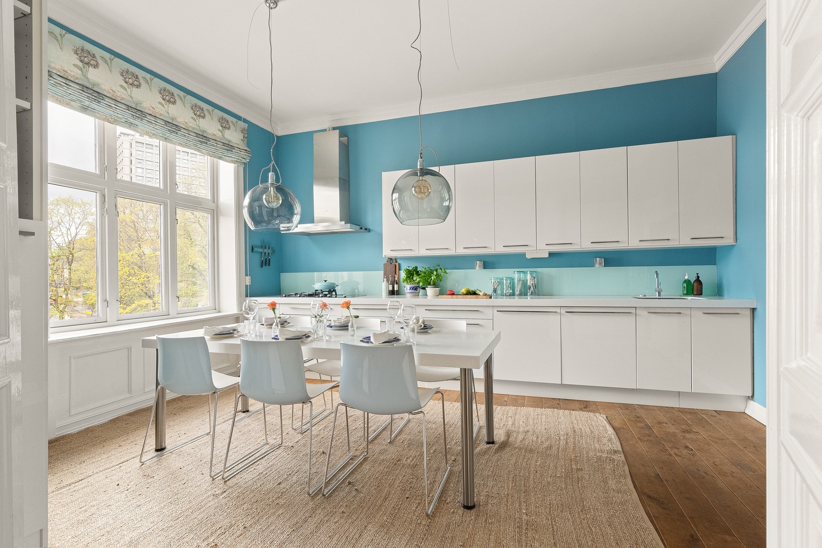 Kjøkken har god plass til spisebord og det er lett å lage mat og underholde gjester Galleribilde