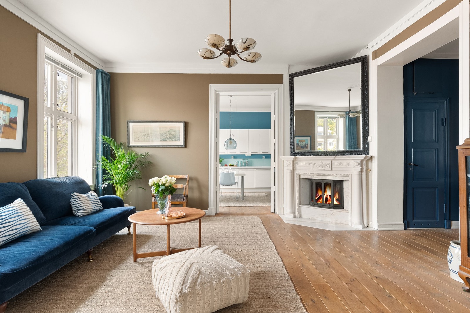 Stuen har store vinduer og ingen gjenboere Galleribilde