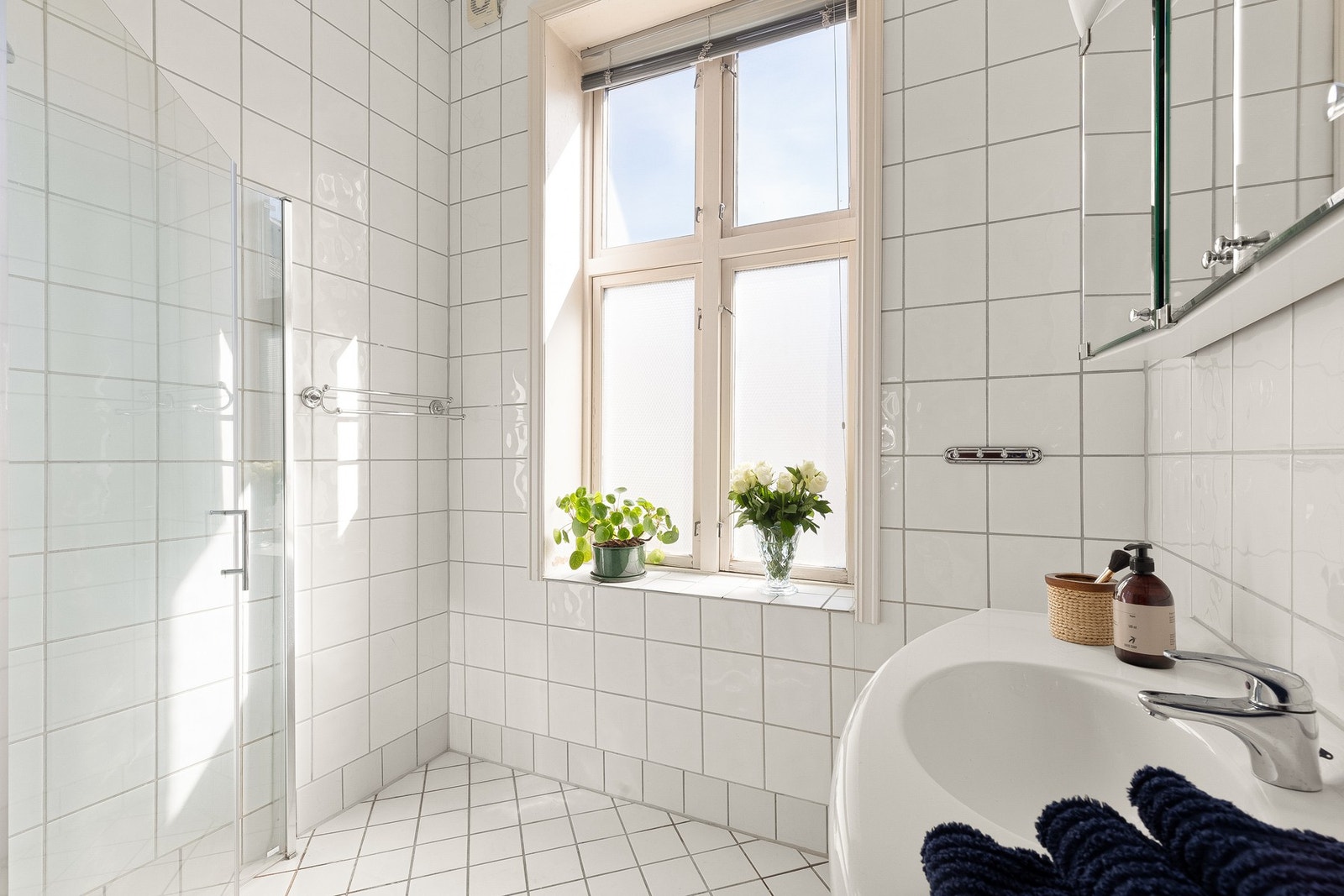 Baderom med dusjhjørne fra 1998 med opplegg for vaskemaskin og tørketrommel Galleribilde