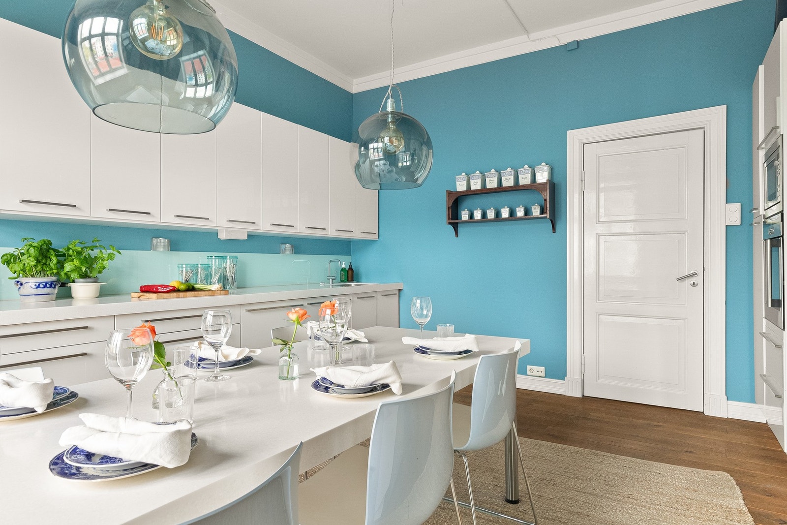 Fra kjøkkenet er det inngang til boligens hovedsoverom Galleribilde