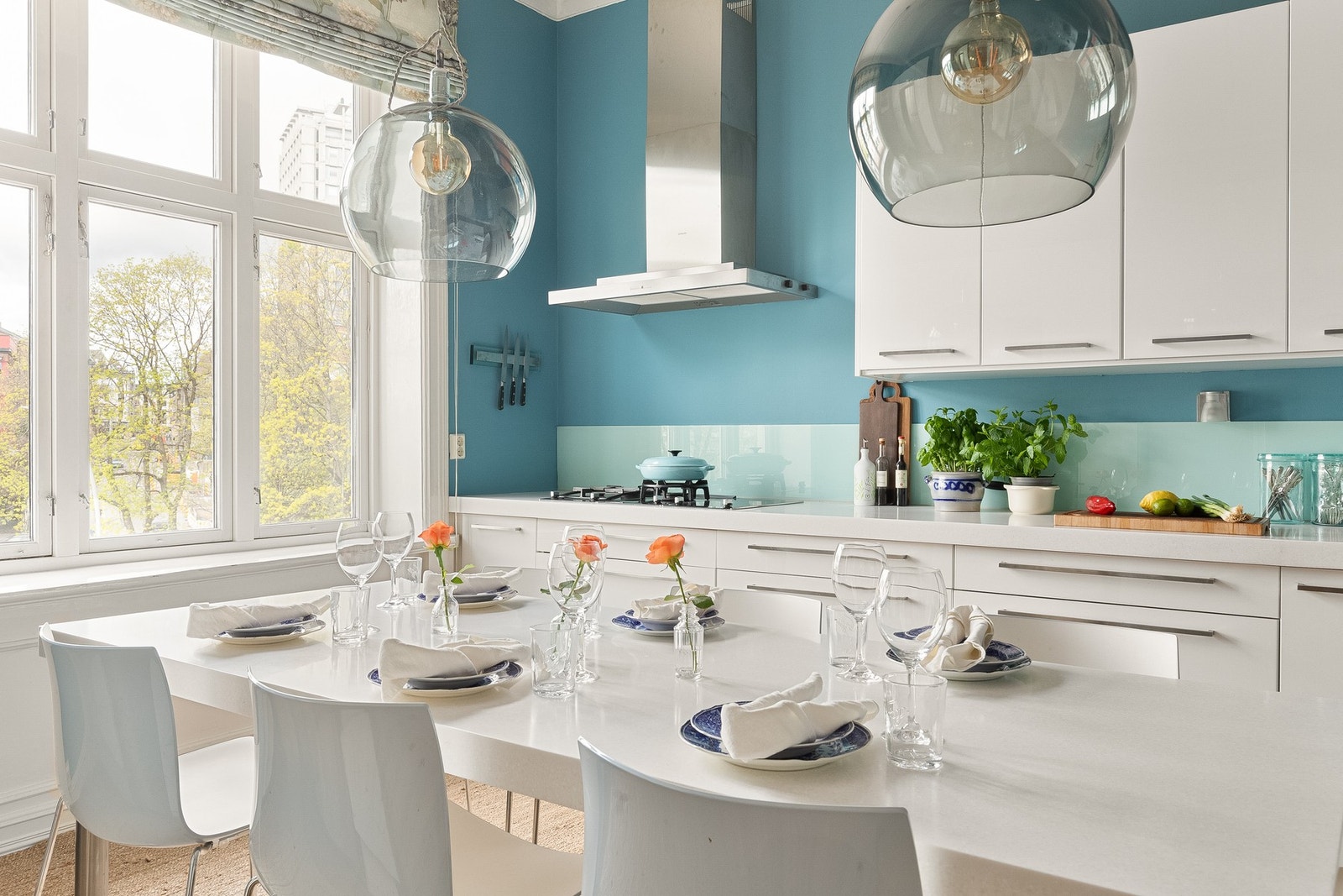 Store vindusflater i rommet sørger for et fint, naturlig lysspill Galleribilde