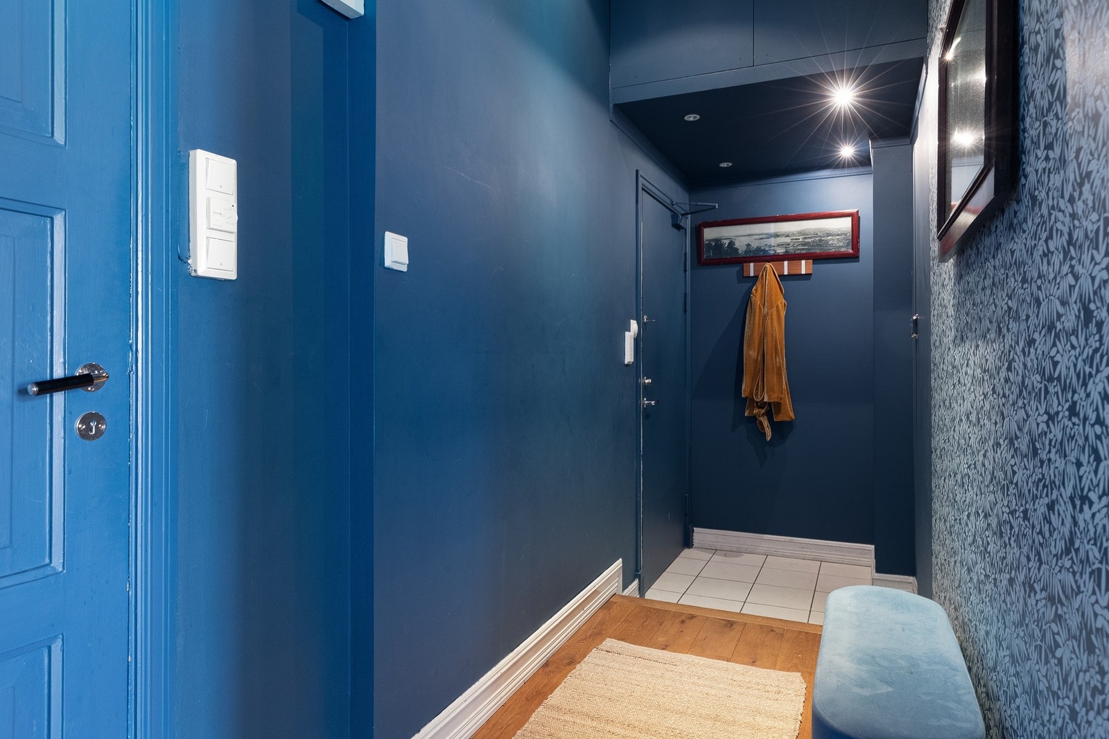 Gang med plass til knaggrekke i tillegg til plassbygget garderobeskap og smart hems for ekstra lagring Galleribilde