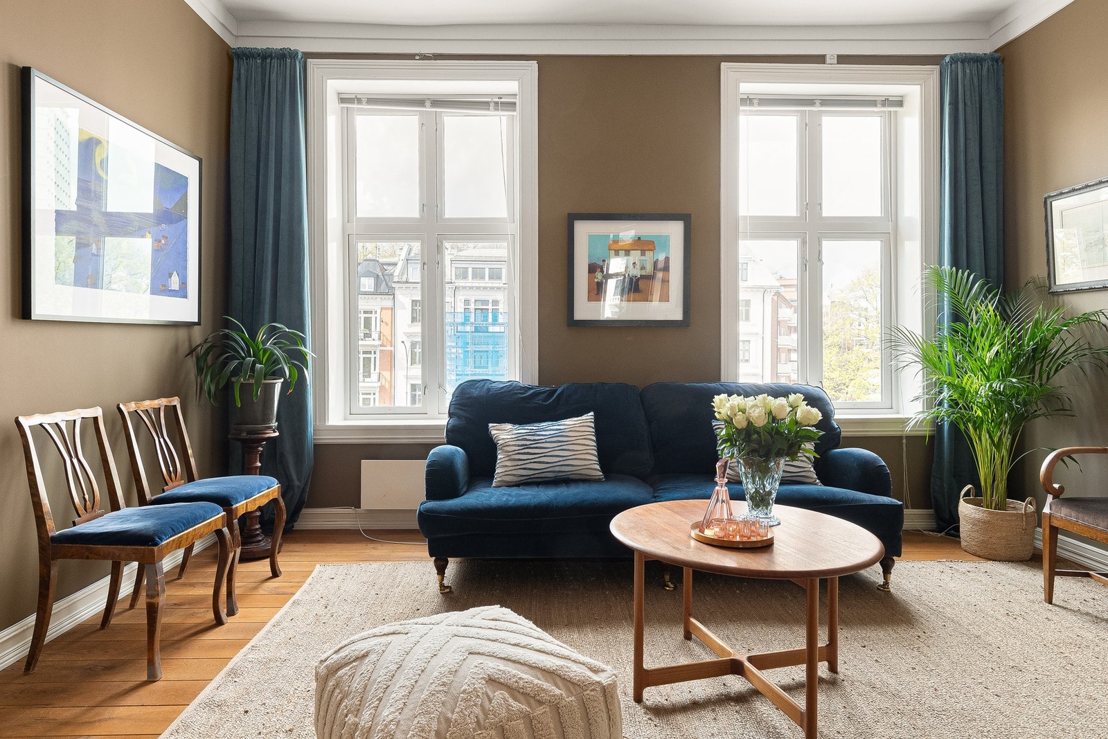 En romslig og lys 3-roms leilighet med separate rom, god takhøyde og meget sentral beliggenhet Galleribilde