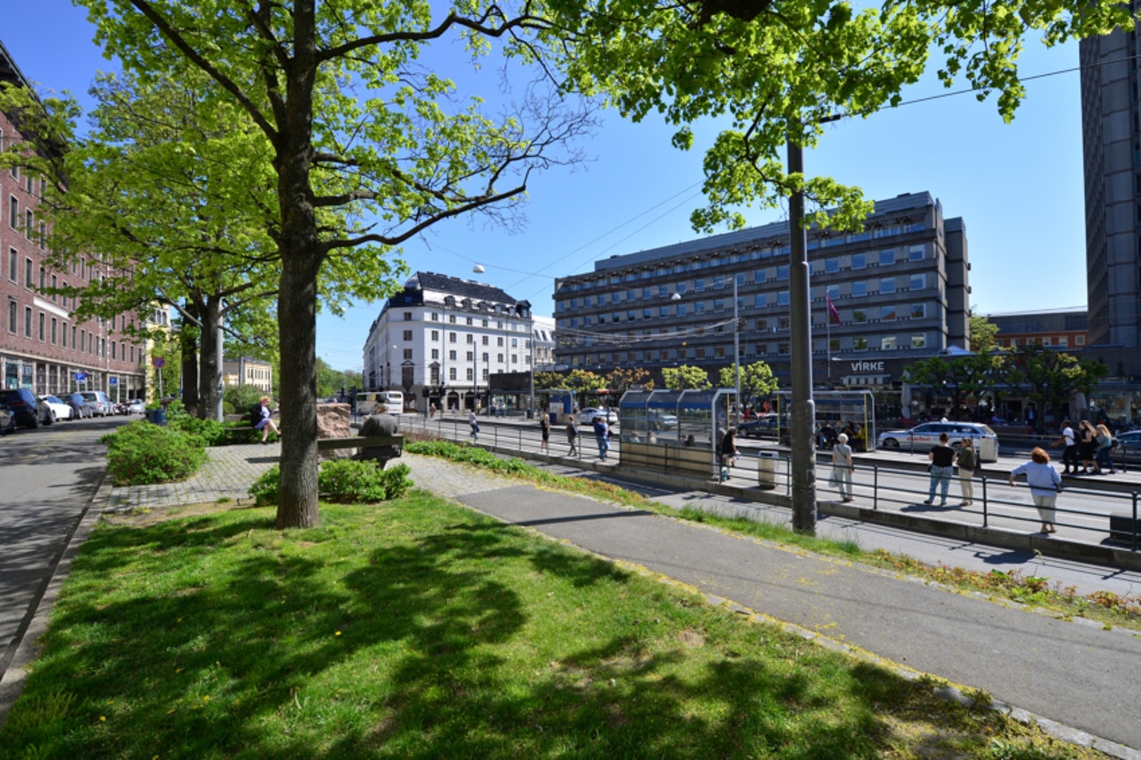 Fra boligen er det få minutters gange til pulserende Solli Plass Galleribilde