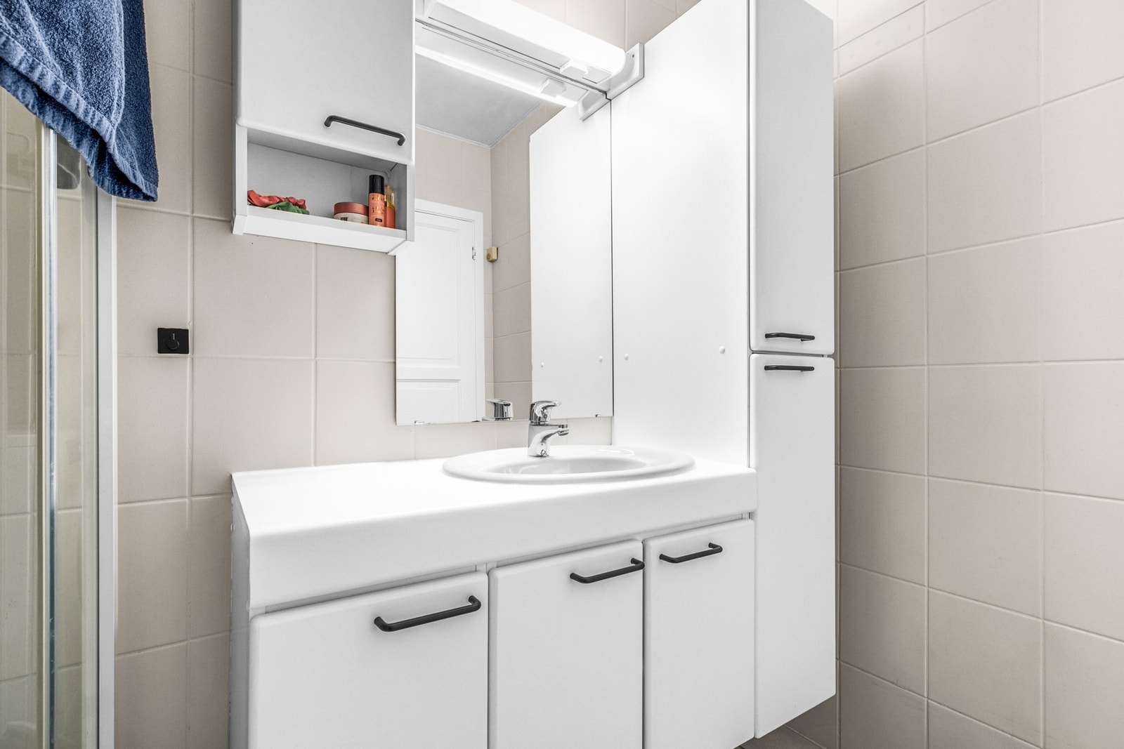 Badet er innredet med dusjkabinett og opplegg for vaskemaskin Galleribilde